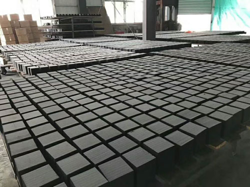 我公司耐水蜂窩活性炭生產現場